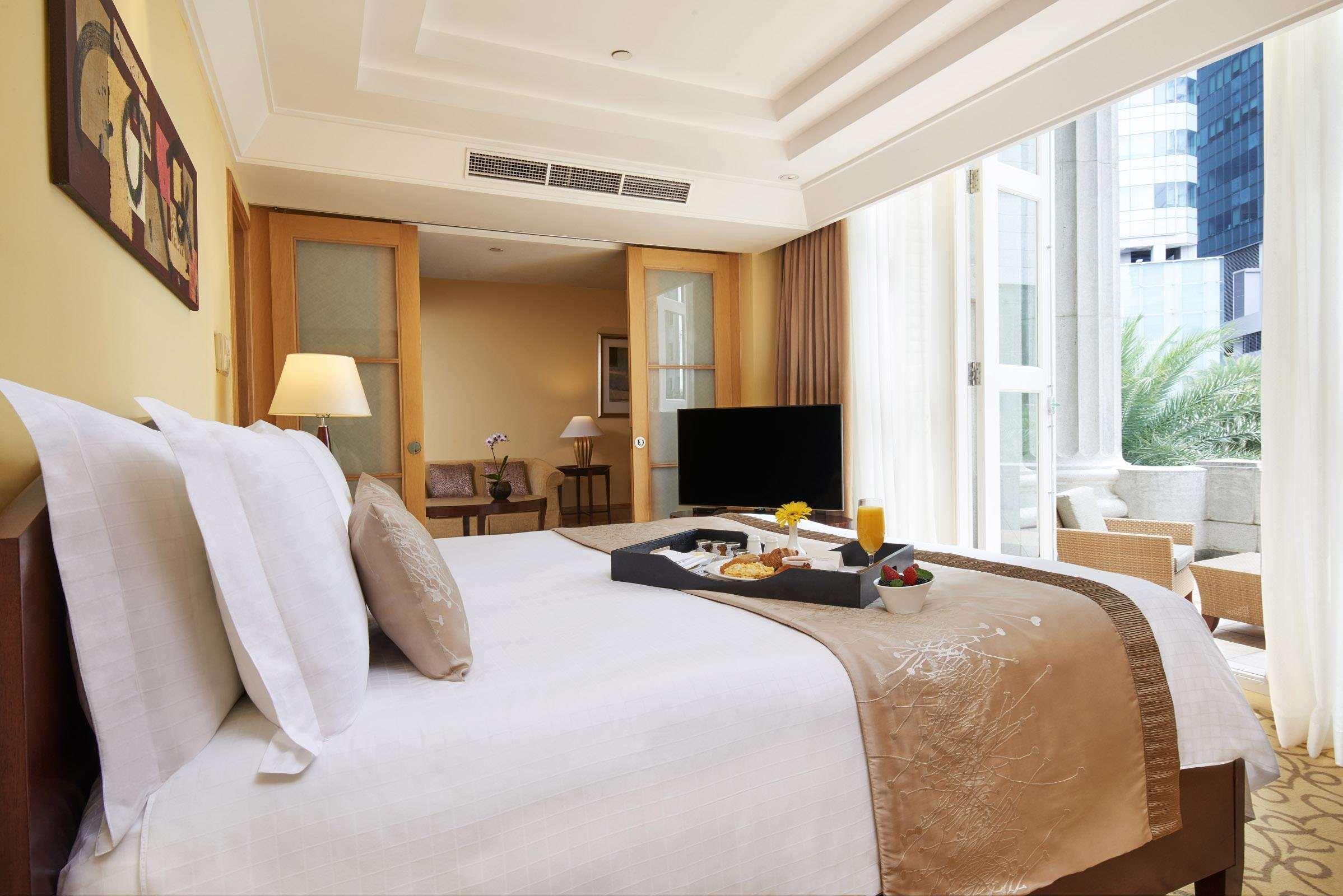 The Fullerton Hotel Szingapúr Kültér fotó A bedroom at the hotel