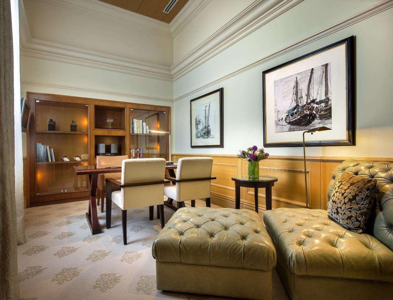 The Fullerton Hotel Szingapúr Kültér fotó The interior of a suite at the Mandarin Oriental, Hong Kong