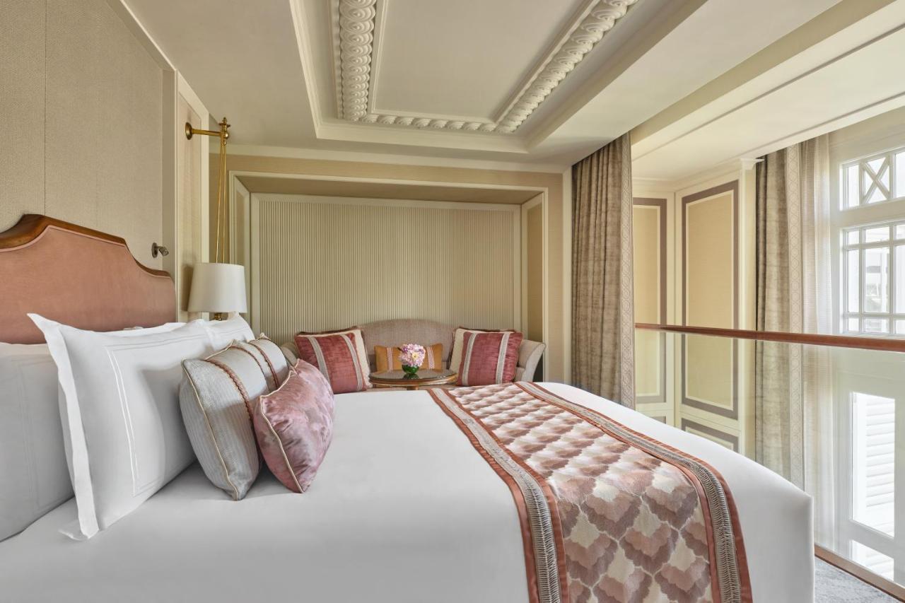 The Fullerton Hotel Szingapúr Kültér fotó A bedroom at the hotel