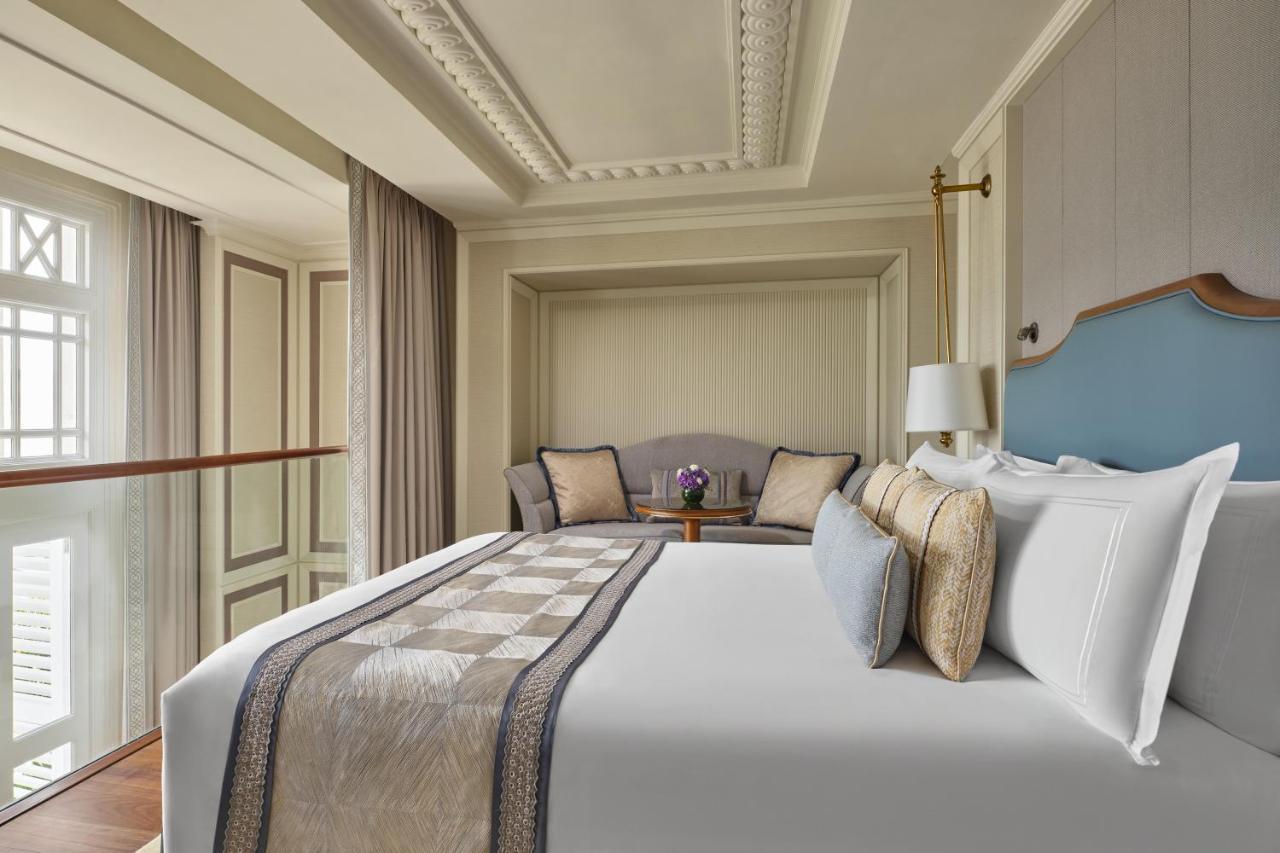 The Fullerton Hotel Szingapúr Kültér fotó A bedroom at the hotel