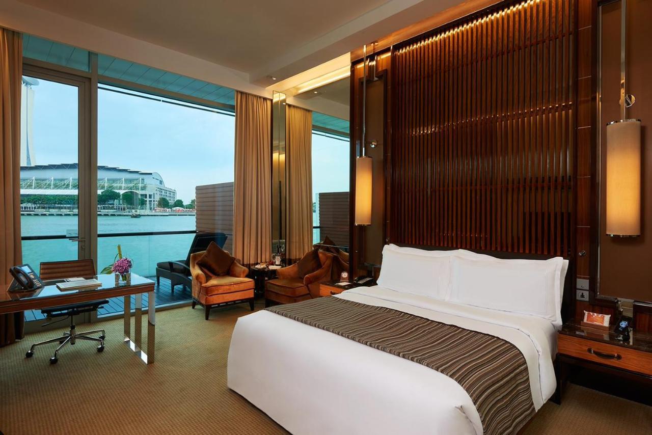 The Fullerton Hotel Szingapúr Kültér fotó A room at the hotel