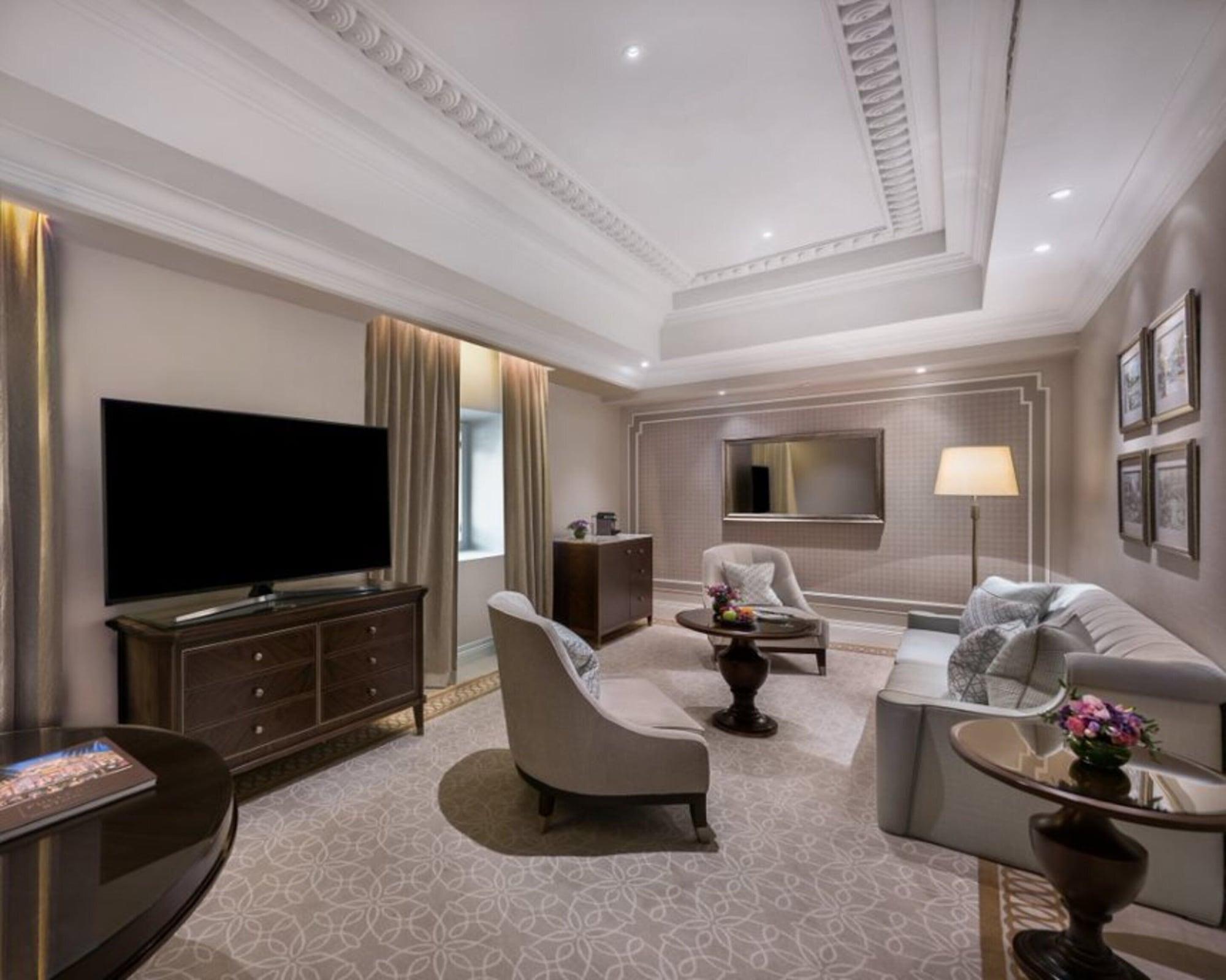 The Fullerton Hotel Szingapúr Kültér fotó A living room in a suite at the Ritz-Carlton, Kuala Lumpur