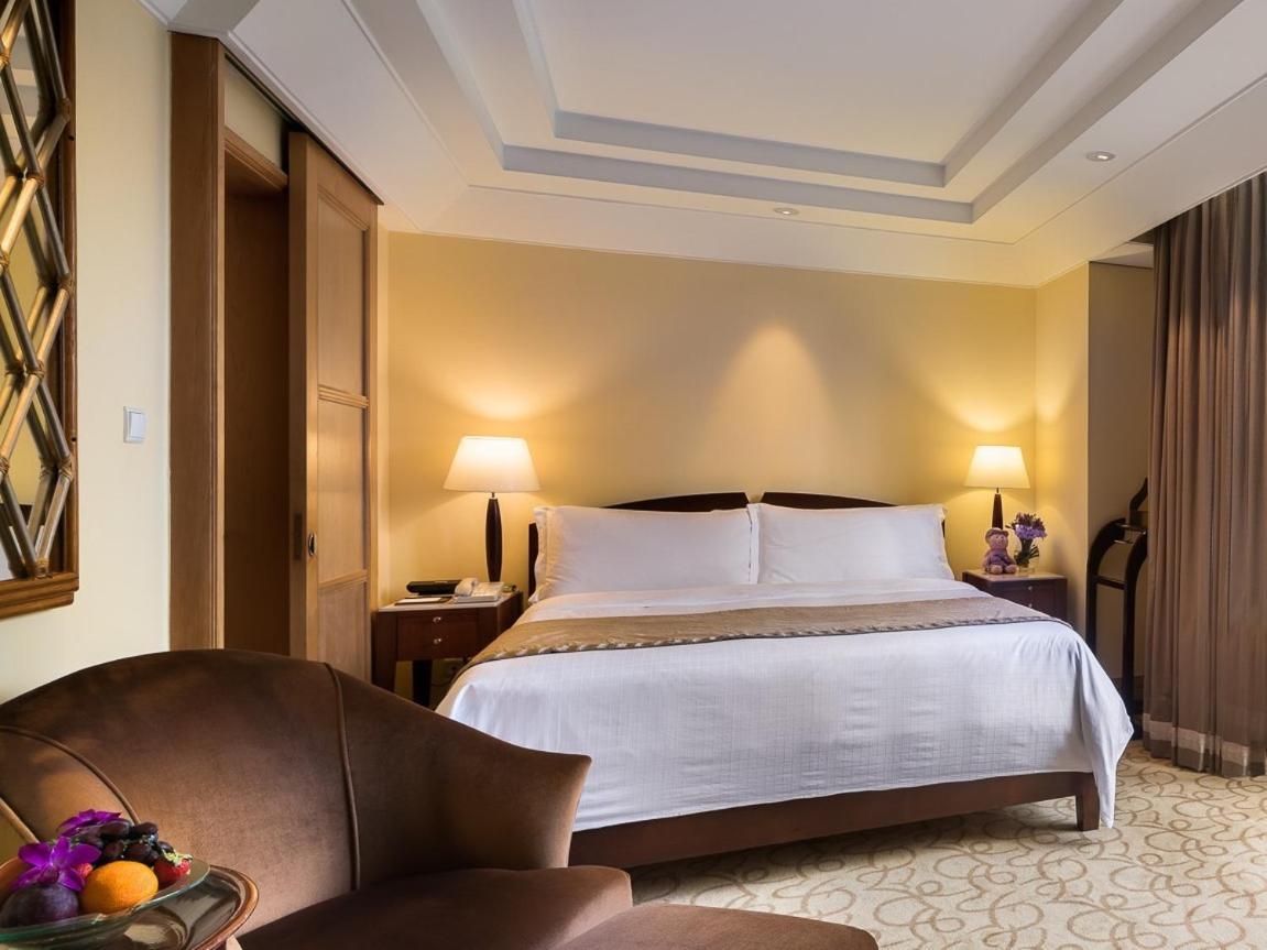 The Fullerton Hotel Szingapúr Kültér fotó A bedroom at the Shangri-La Hotel, Kuala Lumpur