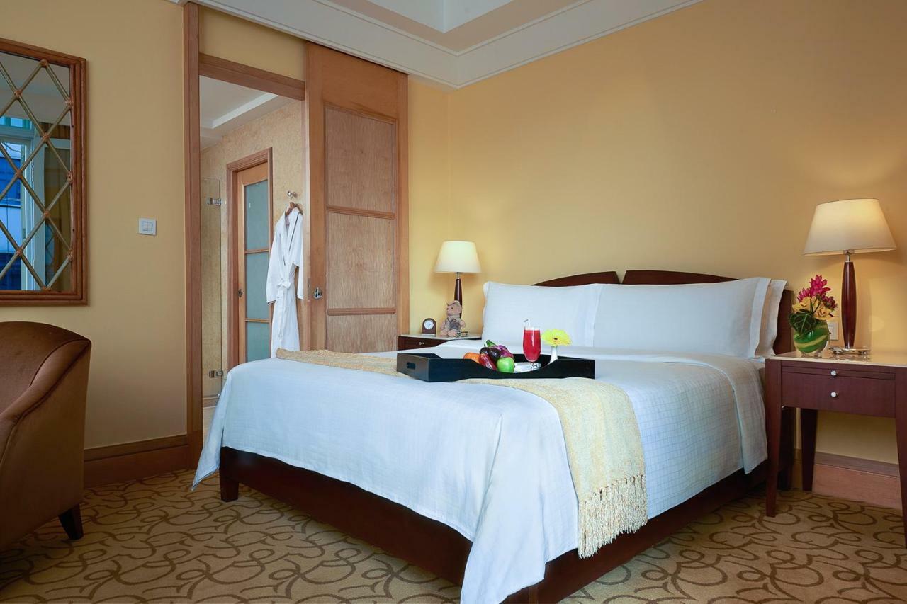 The Fullerton Hotel Szingapúr Kültér fotó A bedroom at the Shangri-La Hotel, Kuala Lumpur