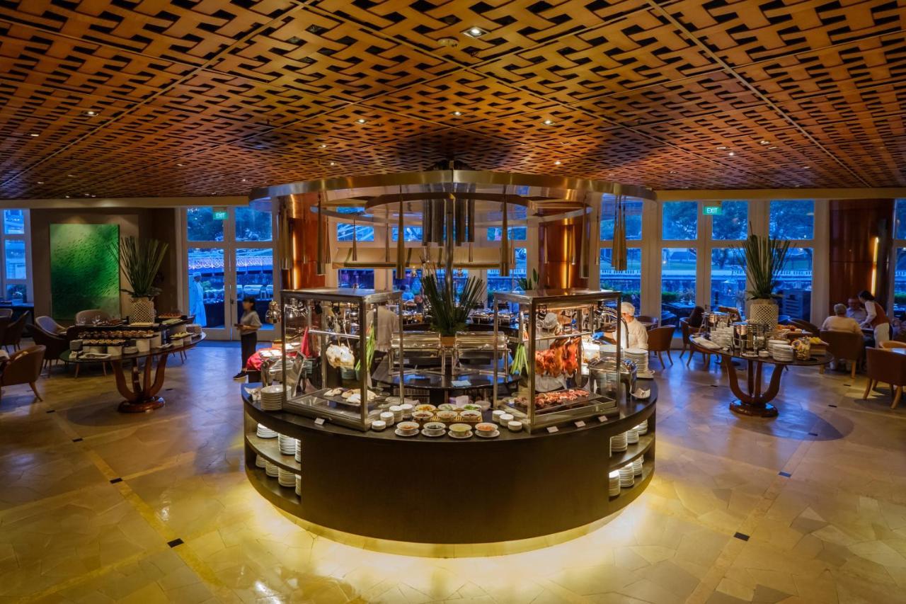 The Fullerton Hotel Szingapúr Kültér fotó The buffet at the restaurant